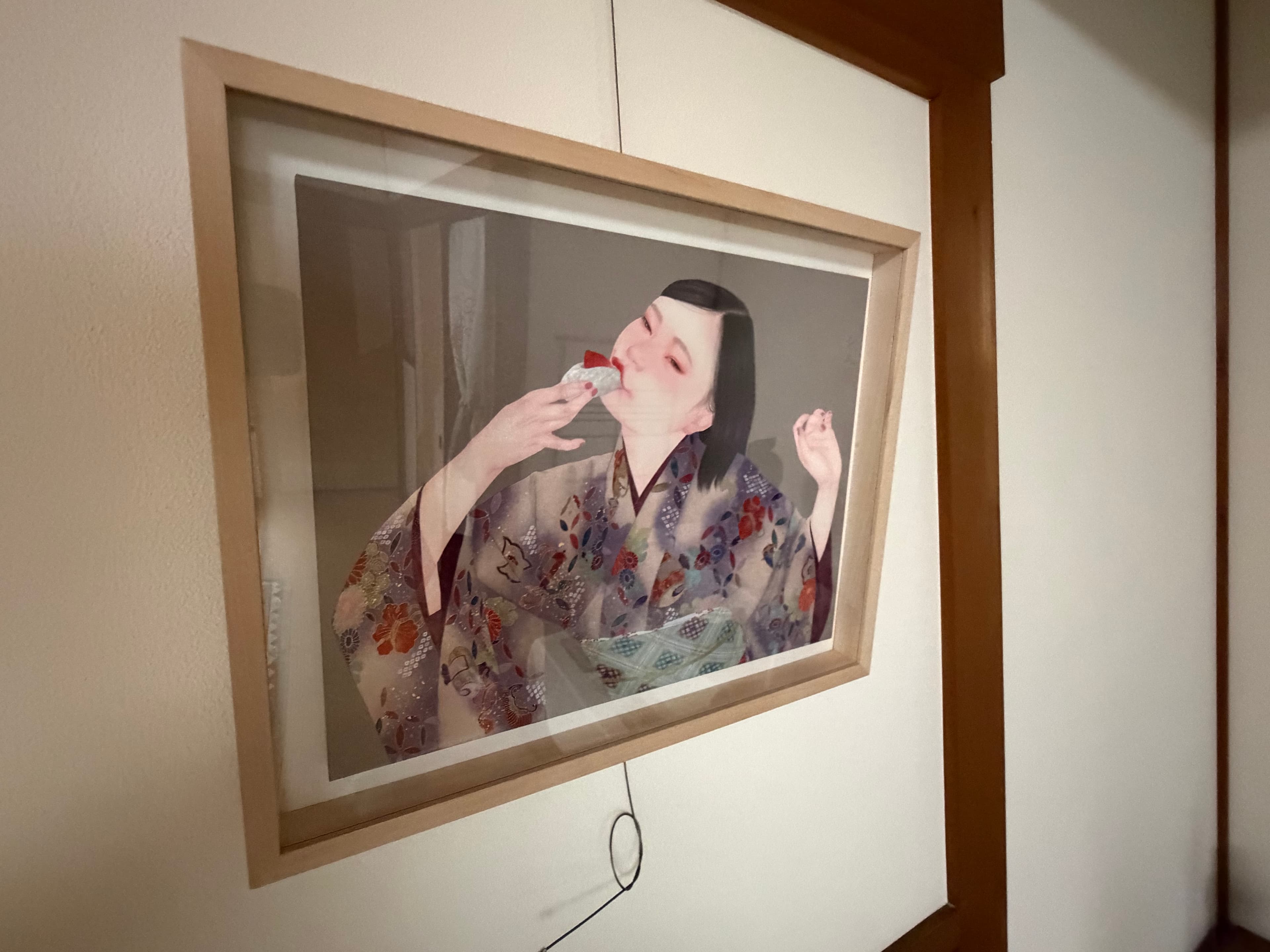 着物姿の作品が飾られた室内