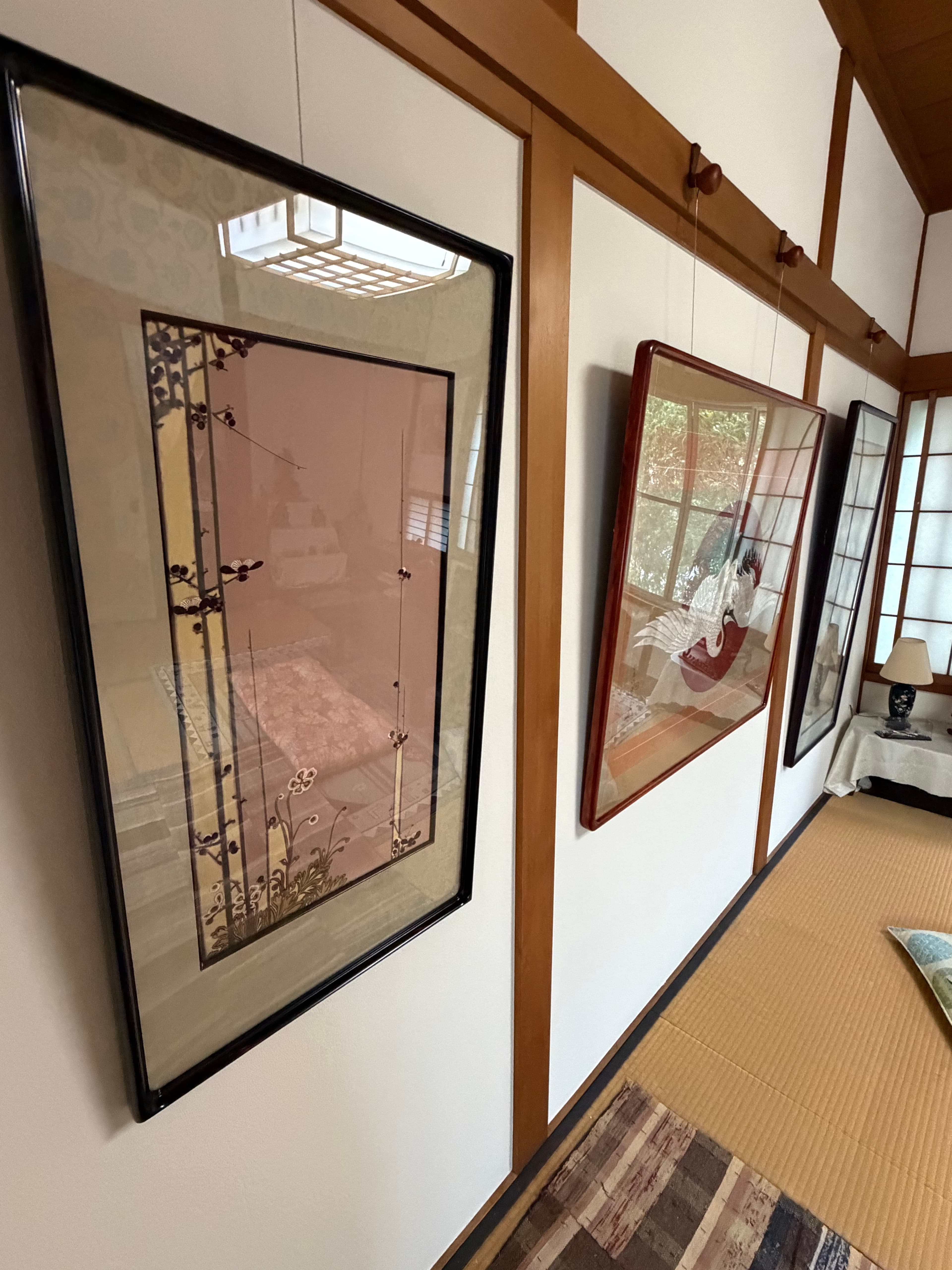 畳の部屋に飾られた作品