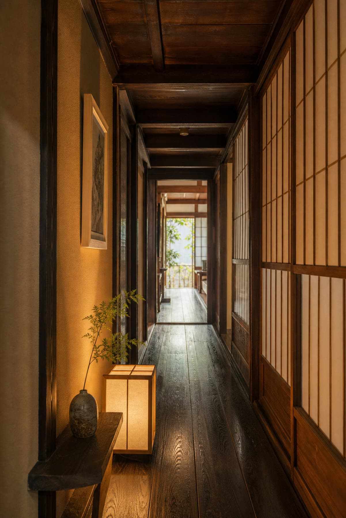 木の廊下の先に光が差す室内